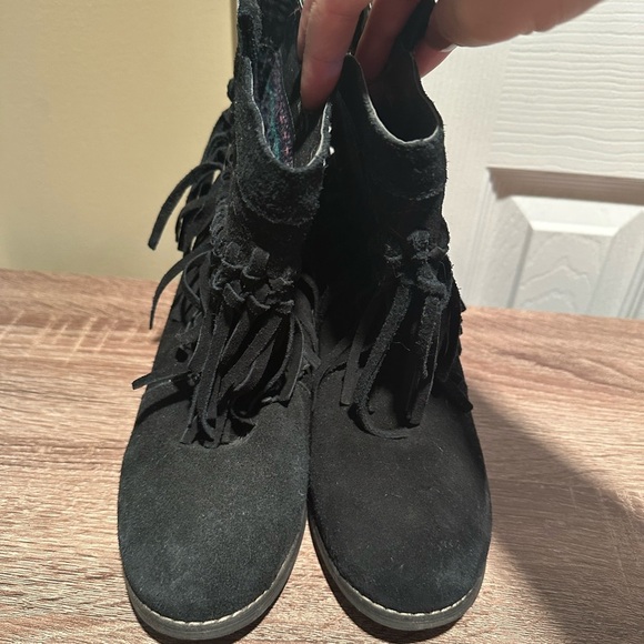 Size 7.5 Sbicca suede Frindge booties - Picture 2 of 2